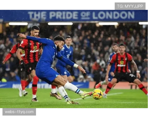 特写：伤愈复出的里斯-詹姆斯在比赛最后时刻送出关键封堵